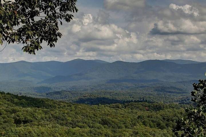Log cabin for 2 people, with hot tub and balcony, with pets in Chattahoochee National Forest
