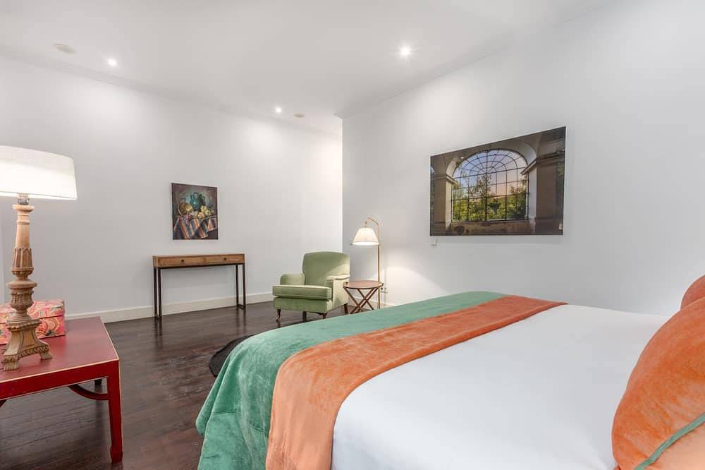 Entire apartment, Elegant Spacious Apartment for 4 High Ceilings & Natural Light Madrid in Centro (Madrid), Madrid