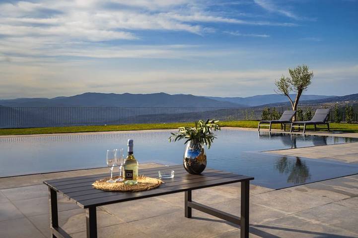 Location de vacances pour 10 personnes, avec Terrasse ainsi que Jardin et Piscine à Adrano