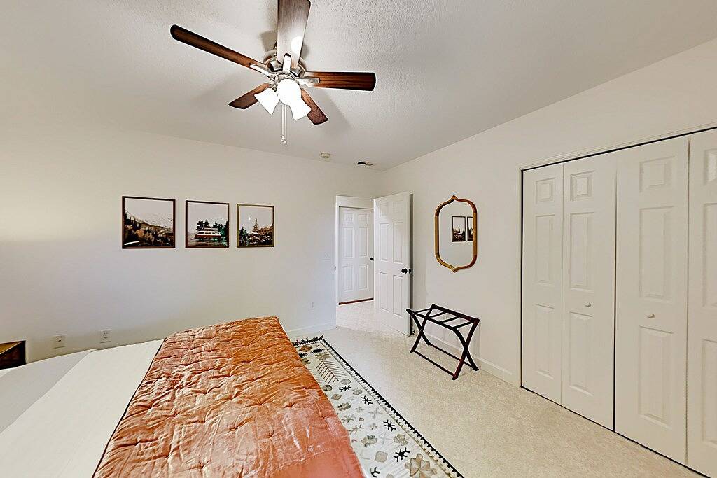 Private mountain hideaway with mountain views & large deck - close to Asheville in Haywood County