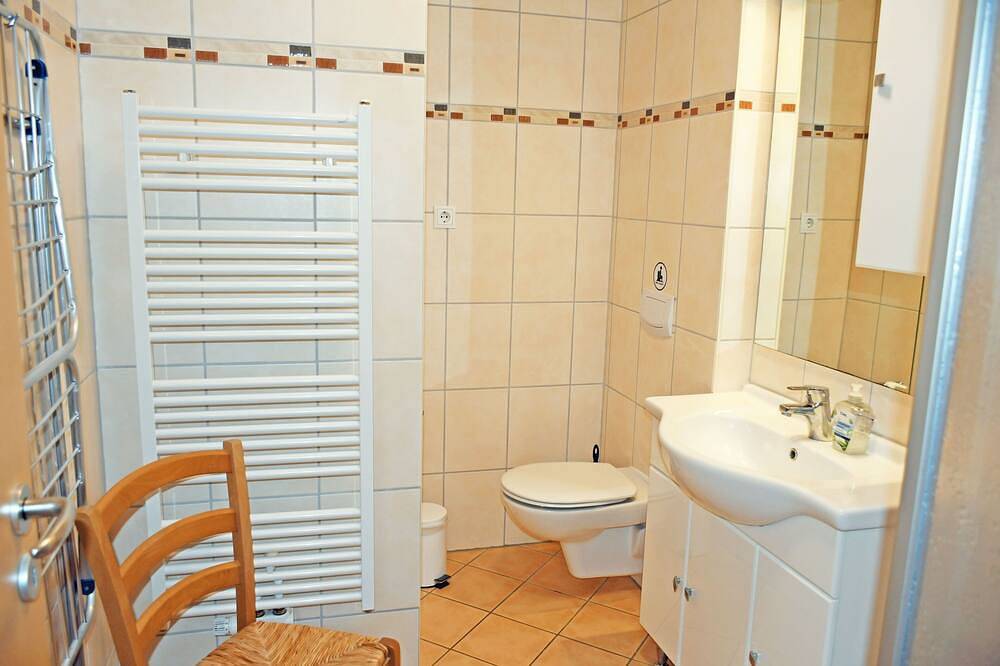 Ganze Wohnung, 2-Raumferienwohnung m. Terrasse Zweierkoje - schöne Ferienwohnungen mit Terrasse in Thesenvitz, Bergen auf Rügen
