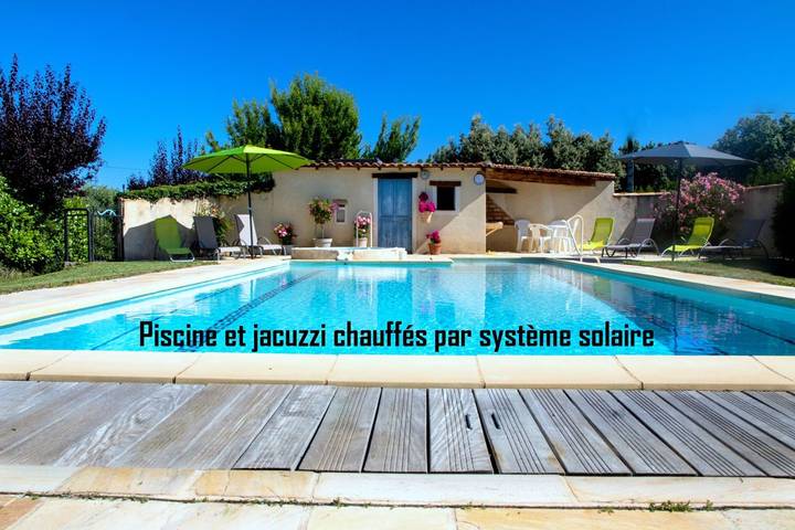Gîte pour 4 personnes, avec piscine et jardin ainsi que jacuzzi et terrasse dans le Vaucluse