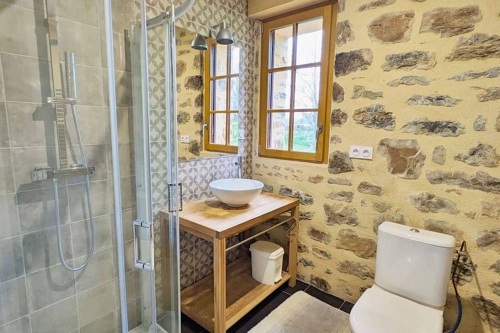 Gîte nature avec cheminée, étang privé et pêche, accueillant 2 à 4 pers, proche randos et loisirs in Saint-Georges-sur-Erve, Mayenne