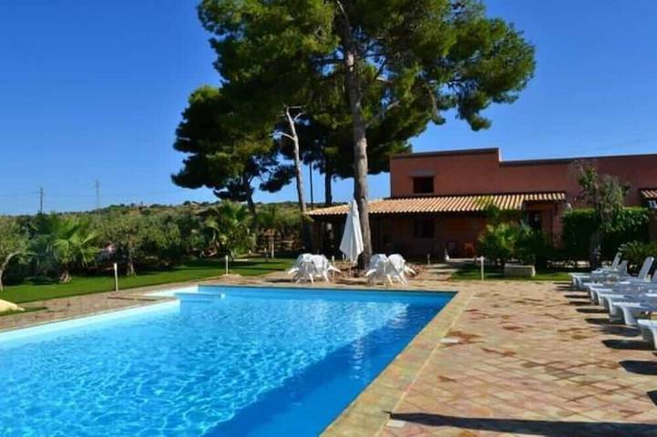 Location de vacances pour 6 personnes, avec jardin à Menfi