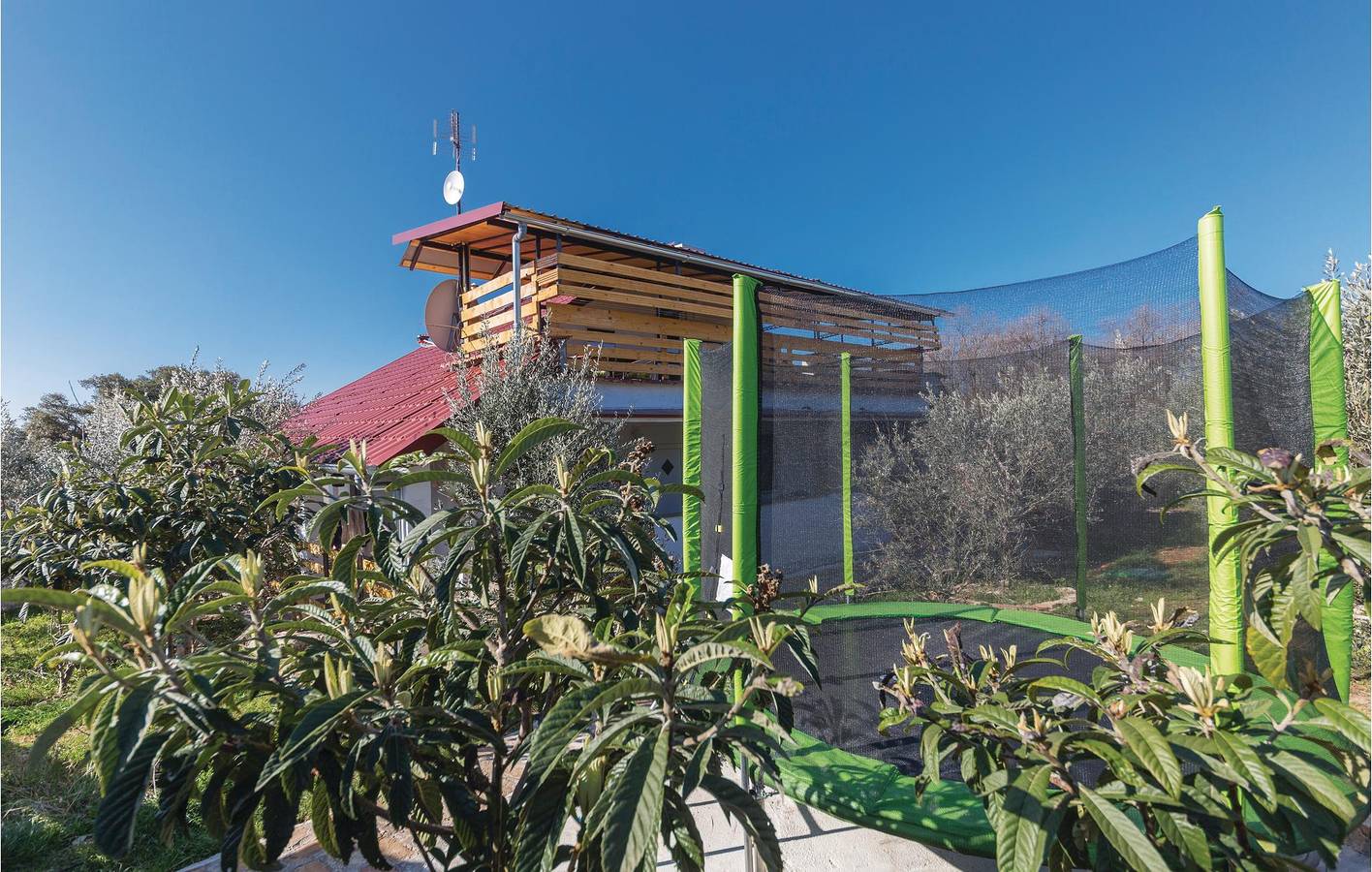 Modernes Apartment in der Nähe des Flughafens Pula mit Terrasse und Parkplatz in Valtura, Südküste Istrien