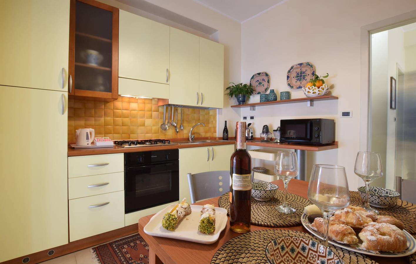 Apartamento vacacional entero, Acogedor Apartamento en la Playa con Wifi, AC, Terraza in Schisò, Giardini-Naxos