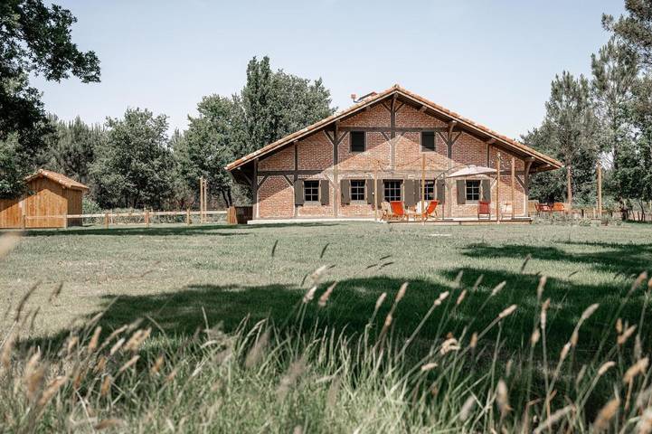 Location de vacances pour 12 personnes, avec terrasse et jardin ainsi que vue et piscine, animaux acceptés à Uza