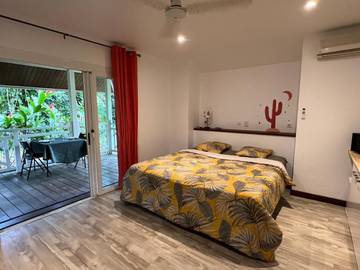 Maison de campagne pour 3 personnes, avec terrasse ainsi que vue et jardin, animaux acceptés à Sarraméa