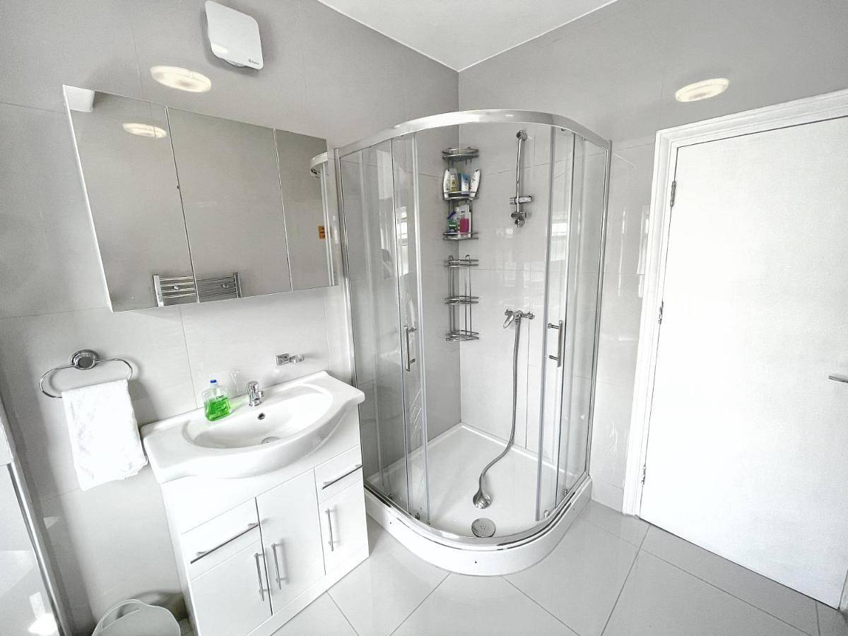 Five-Bedroom House in Newham, London