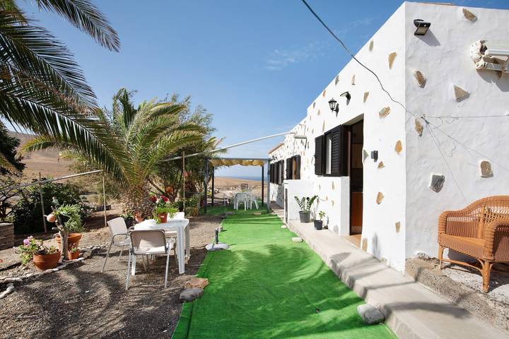Vacation Home 'Apartamento La Solapa' with Mountain View, Shared Garden and Wi-Fi in Pájara, Fuerteventura