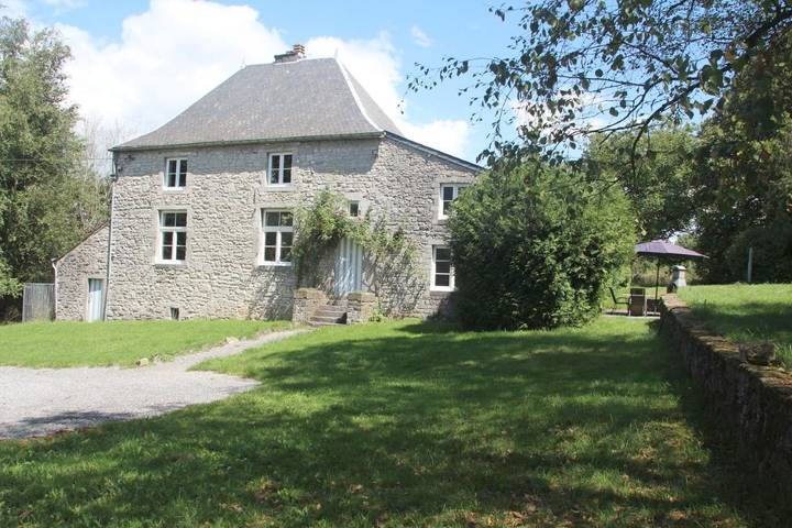 Location de vacances pour 10 personnes, avec Terrasse ainsi que Jardin et Vue dans Humain