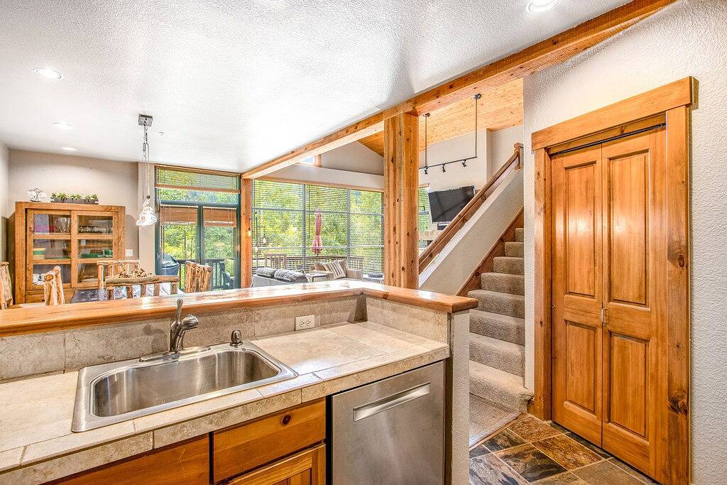 Townhome with fireplace & hot tub access - near skiing & golf in Arapahoe Basin