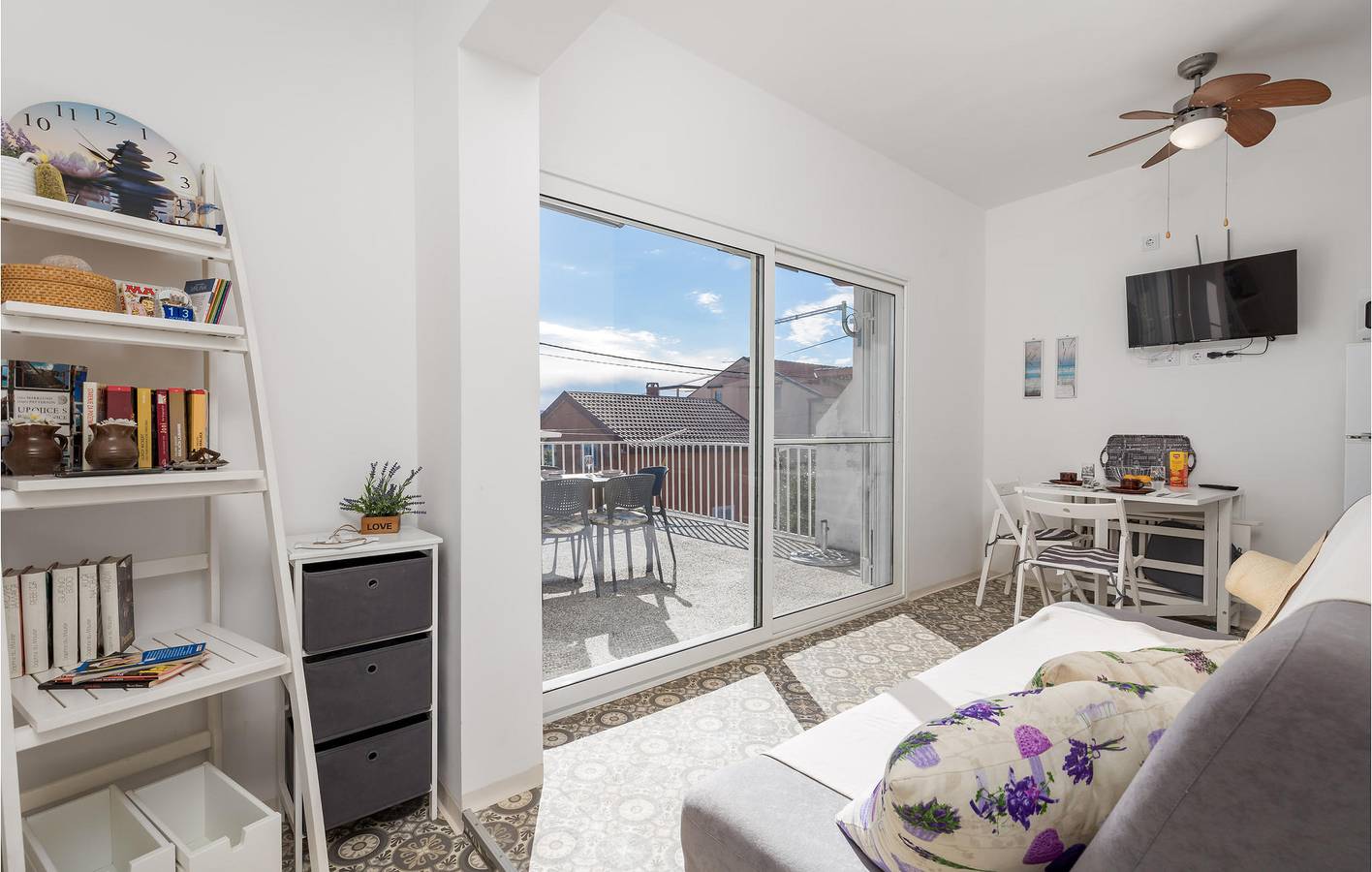 Ganze Ferienwohnung, Apartment am Meer mit Terrasse, WLAN und Parkplatz – 100 m bis zur Küste in Cesarica, Naturpark Velebit