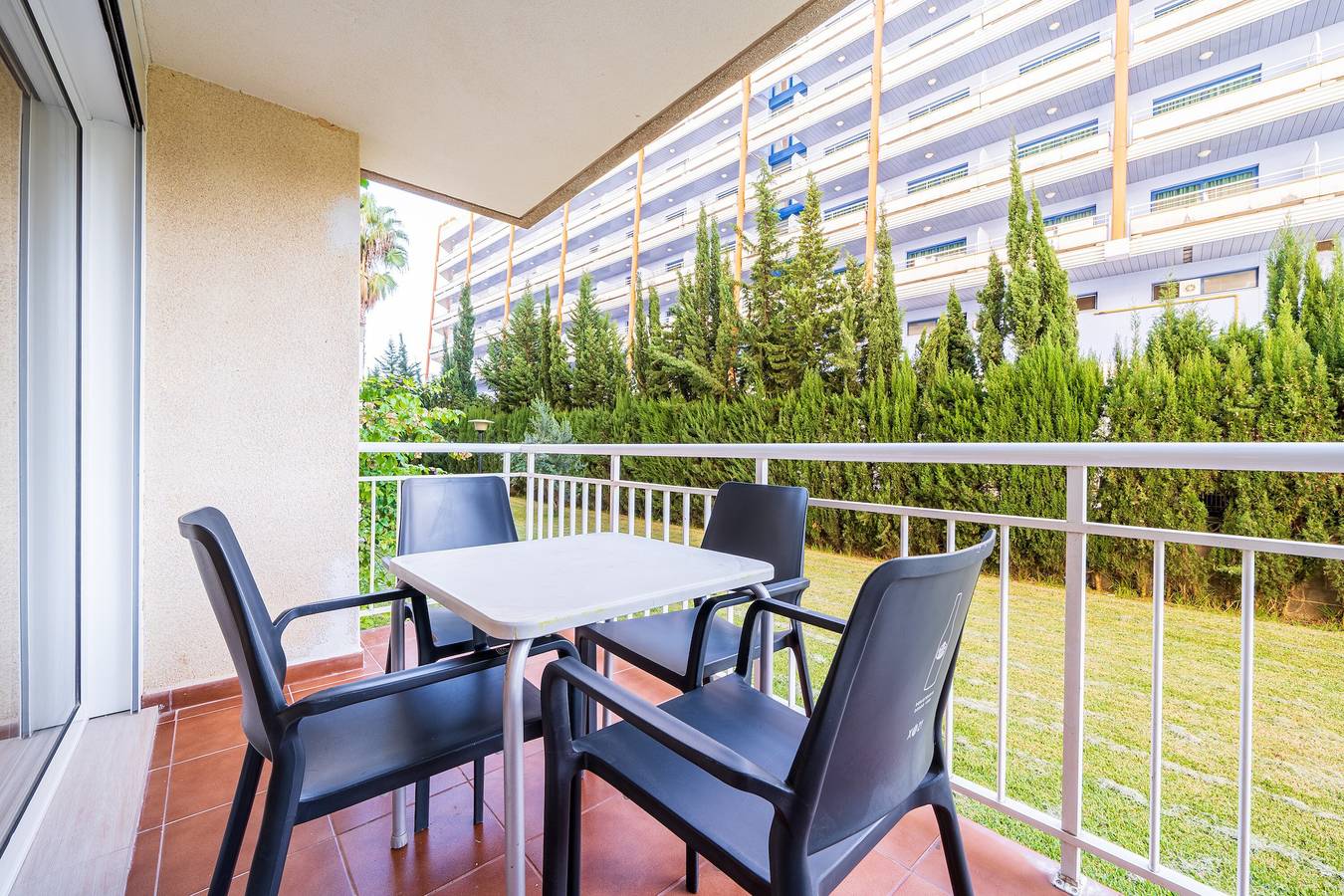 Appartement entier, Appartement 'Logroño' avec piscine partagée, terrasse privée et climatisation. in Salou, Costa Dorada