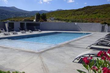 Gîte pour 6 personnes, avec piscine ainsi que jacuzzi et terrasse à Olmeta-di-Tuda