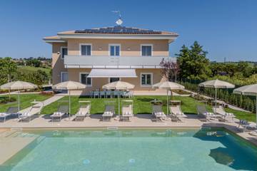 Cottage pour 14 personnes, avec balcon ainsi que jardin et piscine à Morrovalle