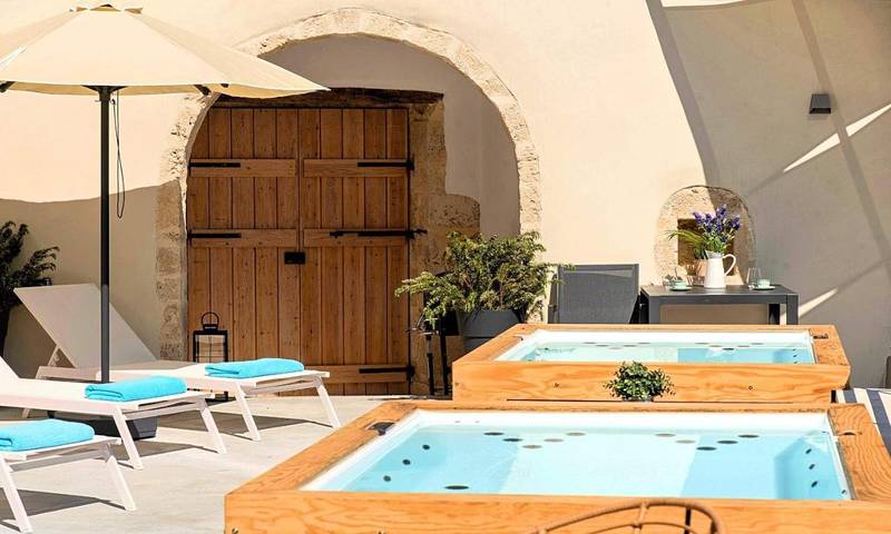 Ferienhaus für 6 Personen, mit Balkon und Terrasse sowie Whirlpool und Pool