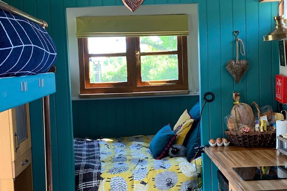 Shepherds Hut with Scandinavian Hot Tub and hydromassager in Sway, Hampshire