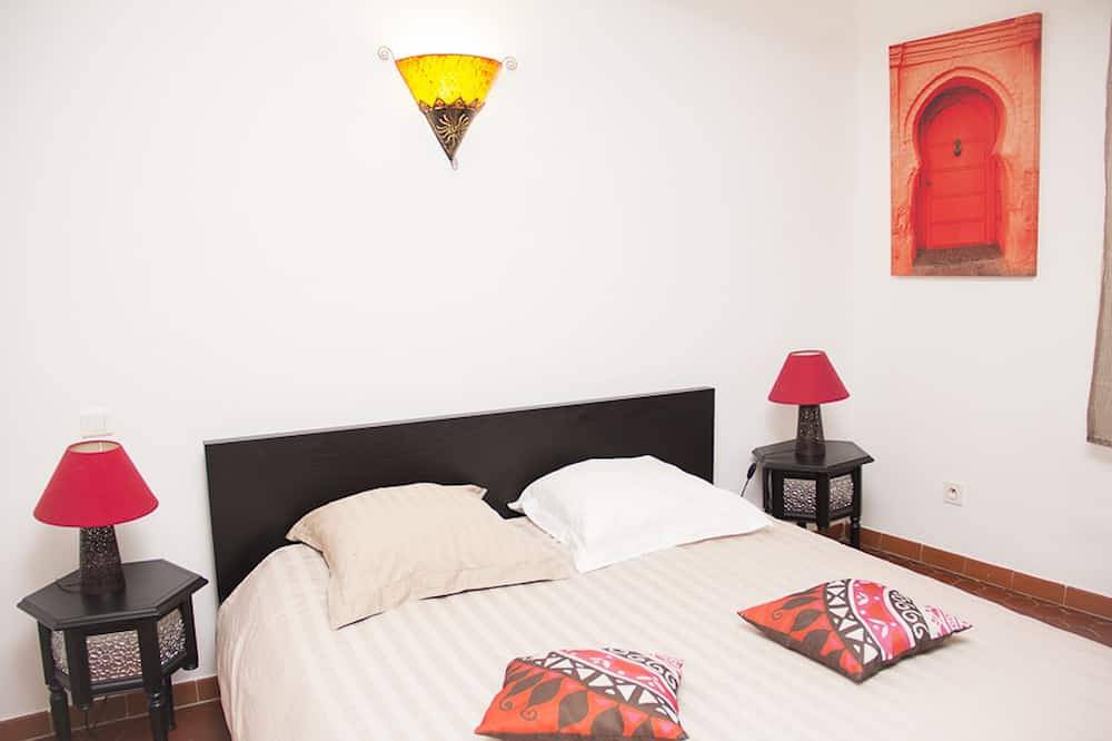 Entire apartment, Charming apartment pedestrian center in Aix-en-Provence, Mediterranean Coast (France)
