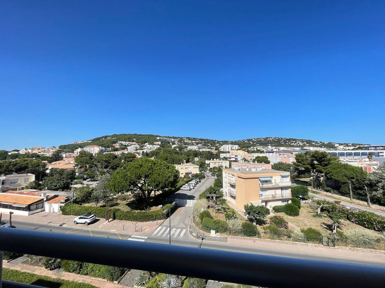 Entire studio, Top-Floor Studio with Veranda, Parking, and Elevator Near Sète Beach in Sete, Côte d'Améthyste