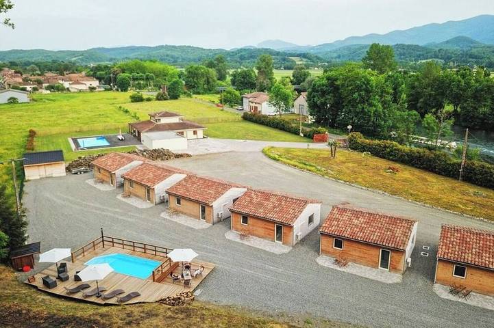 Chalet pour 4 personnes, avec jardin ainsi que piscine et terrasse