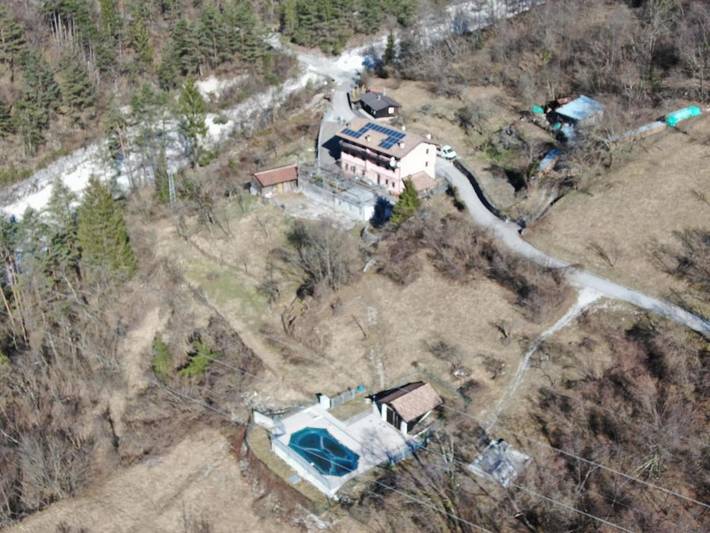 Location de vacances pour 2 personnes, avec Terrasse et Jacuzzi ainsi que Jardin et Piscine à Moggio Udinese