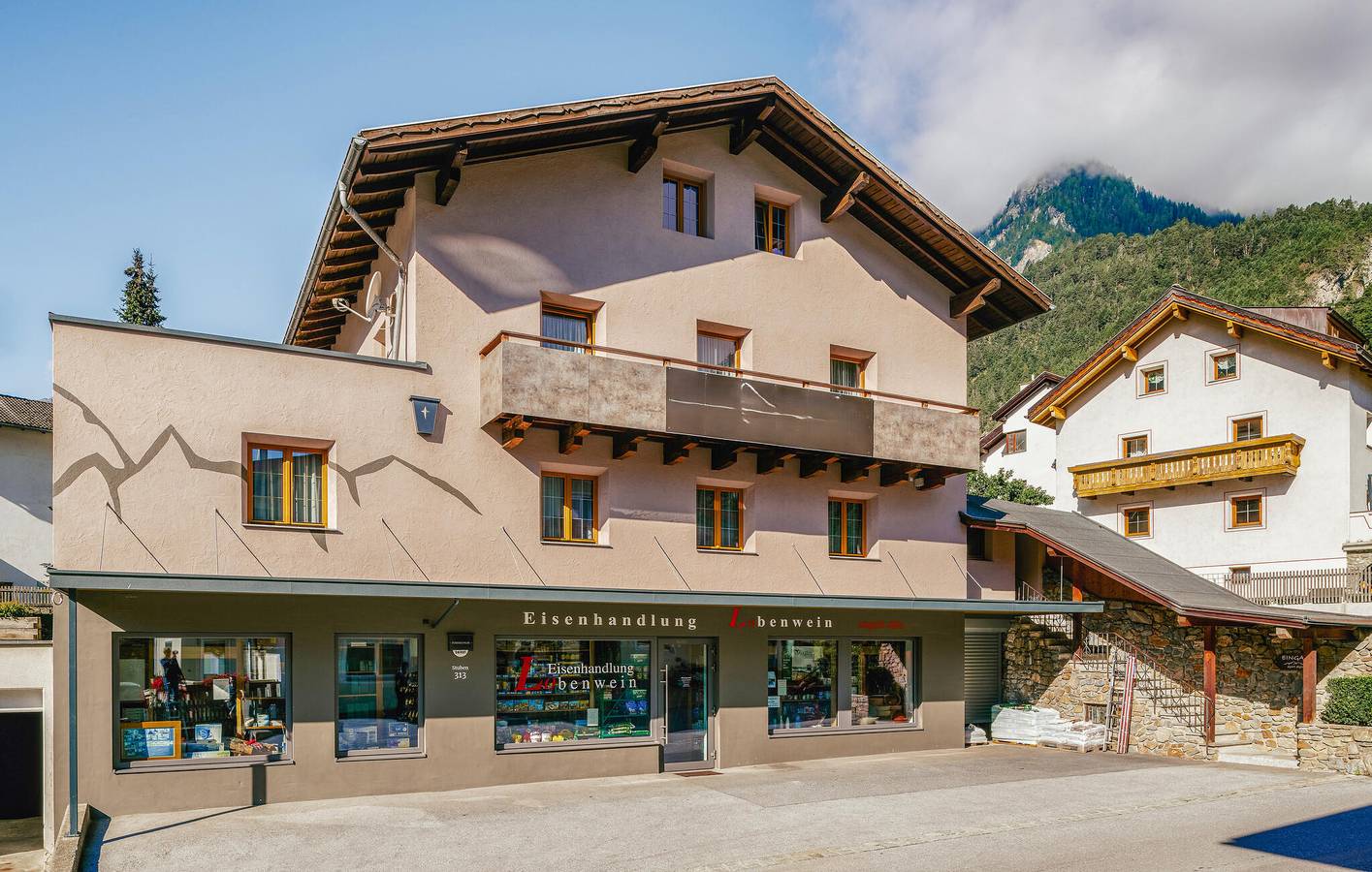 Geheel vakantieappartement, Appartement met bergzicht, parkeerplaats en terras in Pfunds, Tiroler Oberland