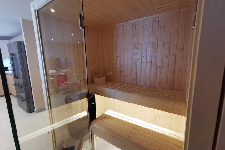 Gîte pour 7 personnes, avec sauna et terrasse, adapté aux familles à Les Déserts - 4