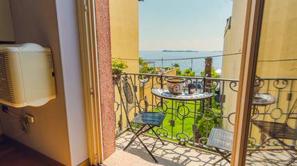 Ferienwohnung für 5 Personen, mit Balkon und Ausblick sowie Seeblick, mit Haustier in Gardone Riviera