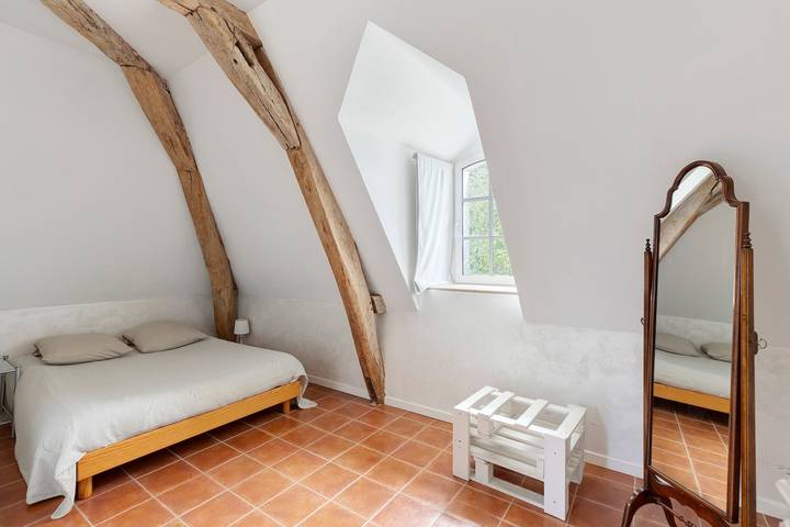 Fleurs Blanches Guest Room with Shared Pool, Wi-Fi, and Air Conditioning in Vallières-les-Grandes, Blois region