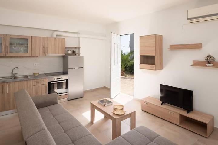 Ferienwohnung für 3 Personen, mit Terrasse und Garten sowie Ausblick in Violi Charaki