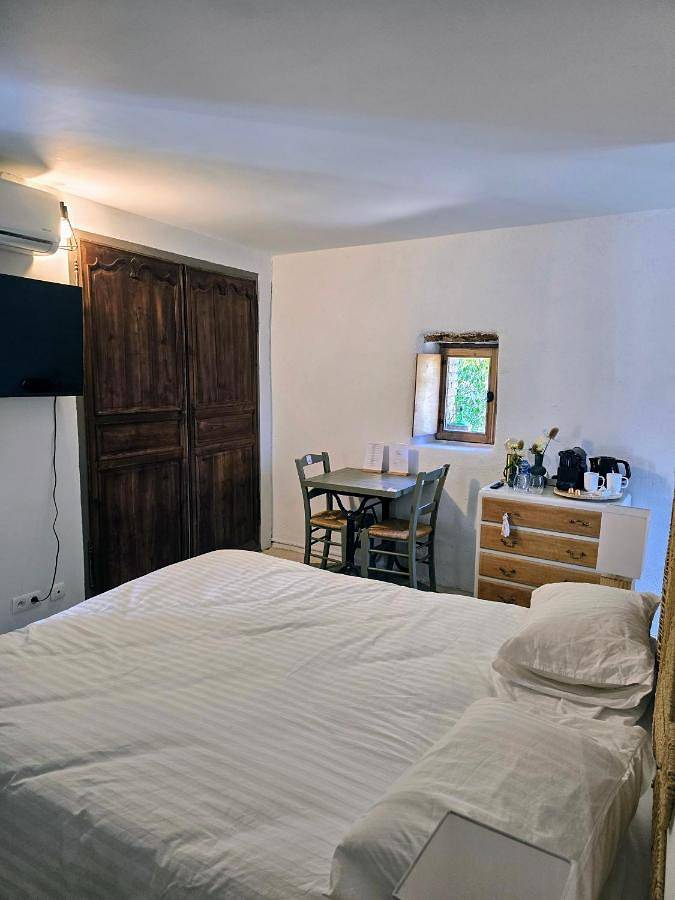 Location de vacances pour 2 personnes, avec jardin ainsi que vue et piscine à Lussan - 2