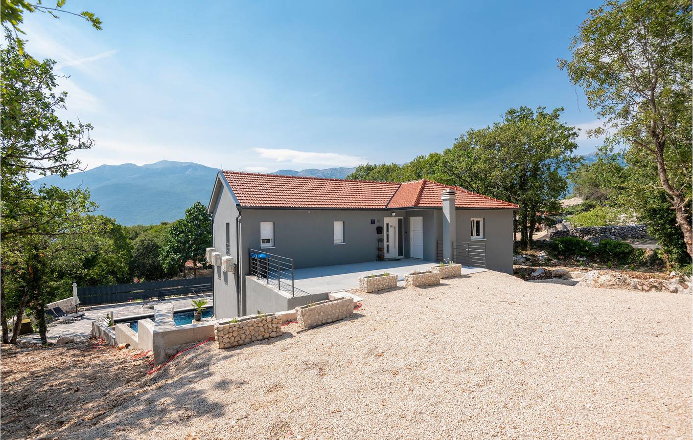 Charmante 200 m² große Wohnung mit Pool, Terrasse, WLAN und Küche in Zagvozd, Makarska Riviera