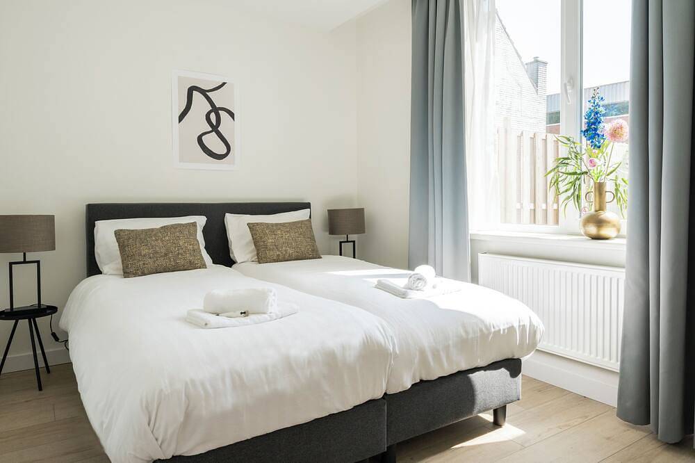 Questa accogliente casa di 3 stanze offre una cucina completamente attrezzata, un bagno elegante e un giardino privato: perfetta per famiglie o amici. Goditi Wi-Fi veloce, comfort e il fascino della città, tutto in un unico posto. 🌿 in Eindhoven, Brabante Settentrionale