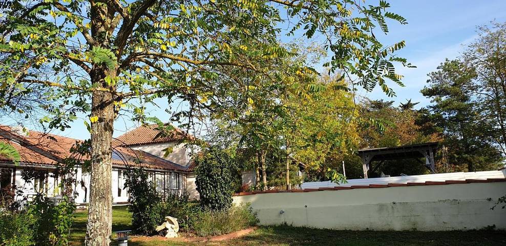 Chambre d’hôte pour 2 personnes, avec jardin et piscine ainsi que terrasse et vue