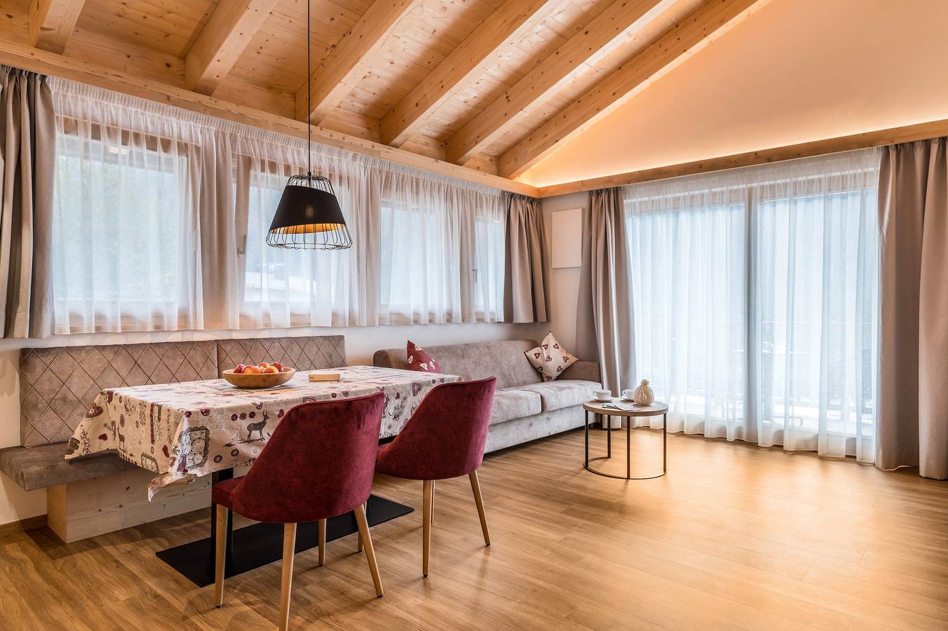 Appartamento intero, Appartamento "Les Ciases Chalets Dolomites Apt 6" con balcone privato, sauna in comune e Wi-Fi in San Vigilio di Marebbe, Marebbe
