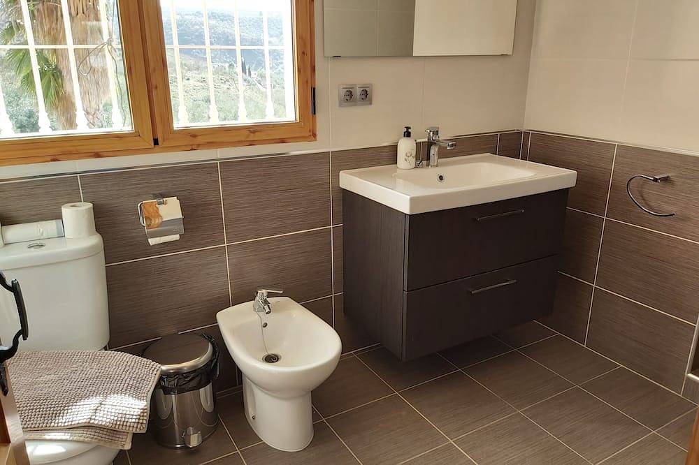 Ganze Wohnung, Luxury Roof Terrace Apartment With Amazing Views, a chlorine free Pool/hot tub in Fuente del Conde, Iznájar