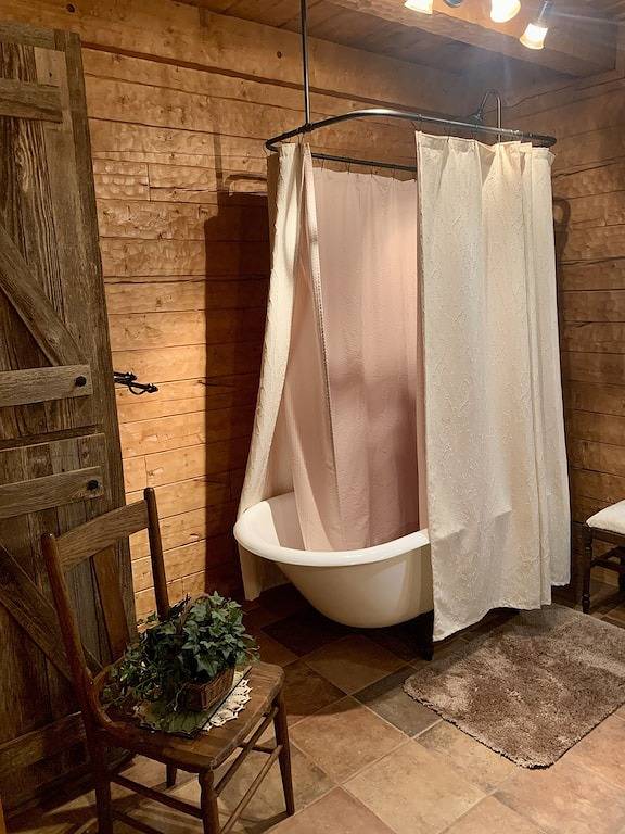 Peaceful, Secluded Cabin near Beaver Lake in Beaver Lake