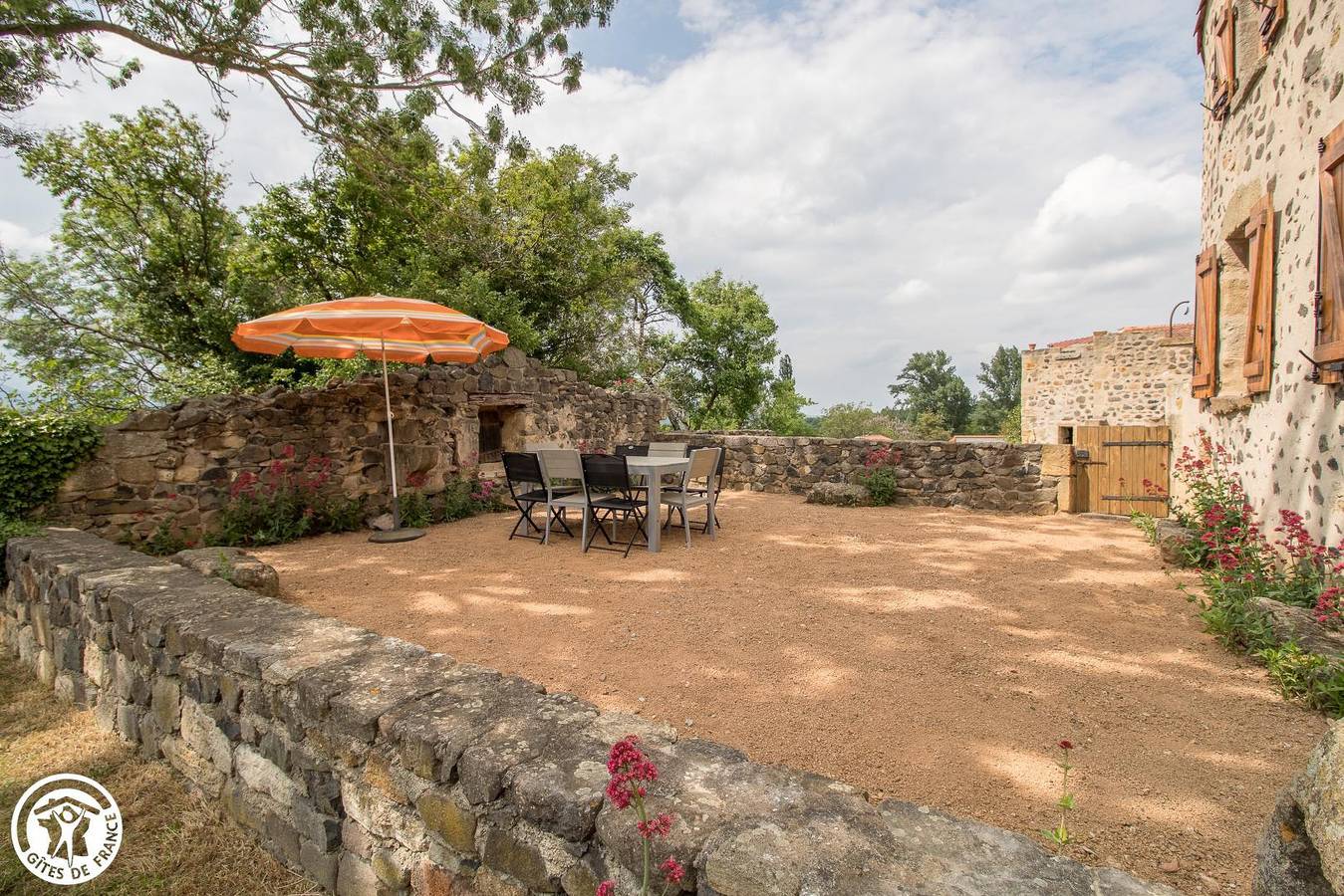 Ferienhaus mit Parkplatz und Terrasse bei Coudes in Parent, Regionaler Naturpark Livradois-Forez