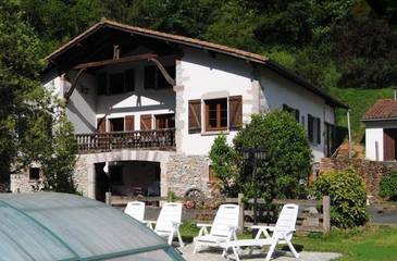 Gîte pour 16 personnes, avec piscine ainsi que jardin et balcon à Estérençuby