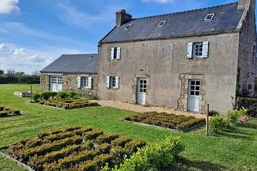 Gîte pour 7 personnes, avec jardin à Plourin