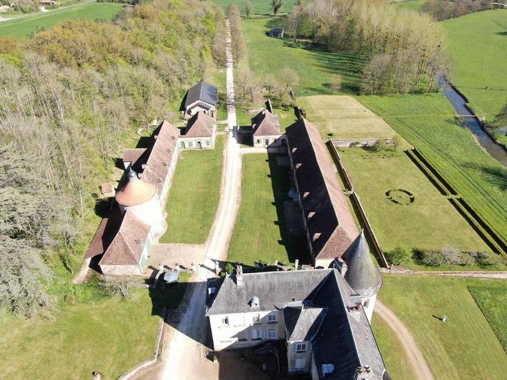 Location de vacances pour 2 personnes, avec vue et jardin ainsi que piscine et terrasse à Sens-Beaujeu - 2