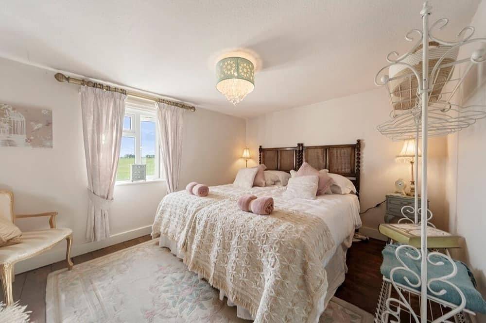 Blick auf die Landschaft-Cottage-Eigenes Badezimmer in Malvern, Worcestershire