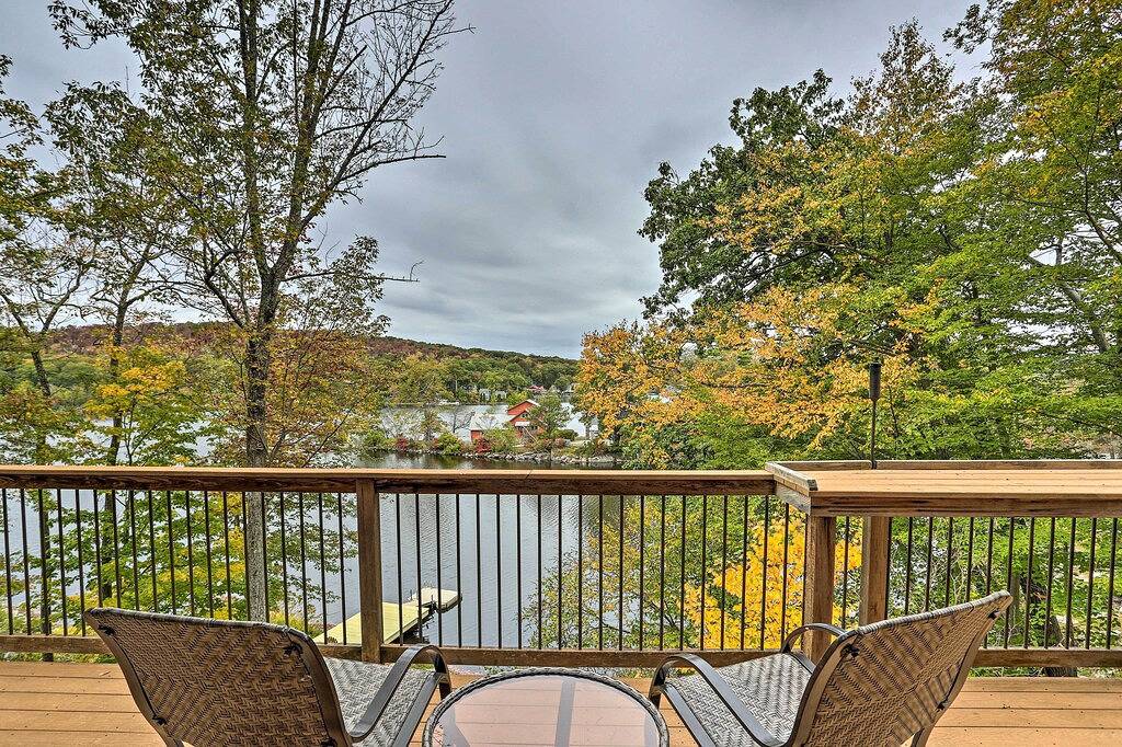 Waterfront Highland Lakes Home mit Deck und eigenem Dock in Sussex County (NJ)