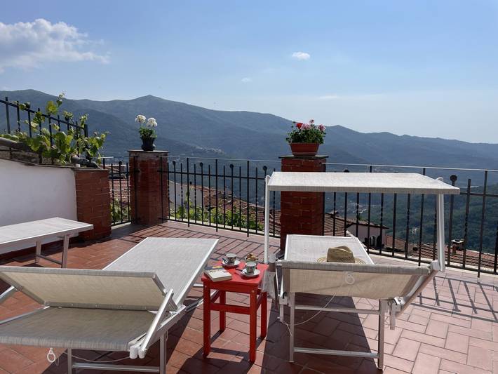 Location de vacances pour 6 personnes, avec terrasse à Lucinasco
