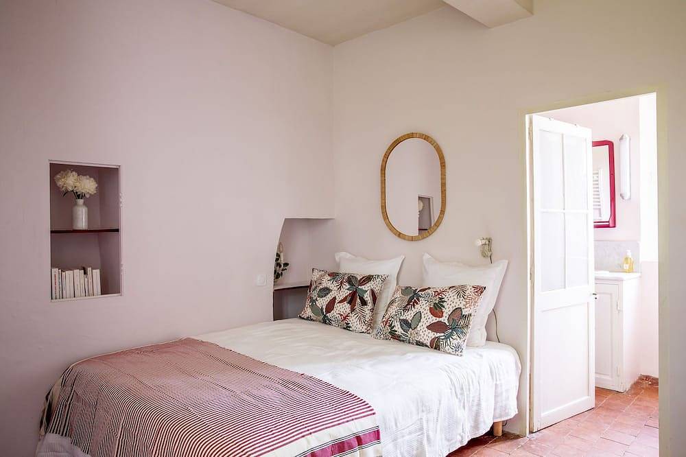 Beautiful Provencal Bastide, 8 bedrooms, 20 beds, swimming pool, Ac, wifi in Villes-sur-Auzon, Parc naturel régional du Mont-Ventoux