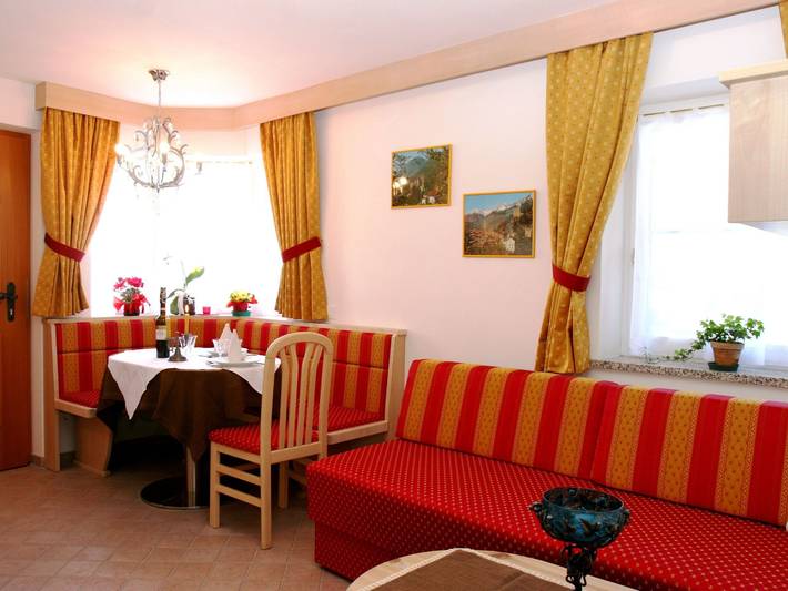 Hütte für 3 Personen, mit Terrasse und Garten sowie Ausblick in Schlern-Gruppe