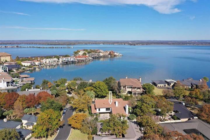 Vacation rental for 14 people, with yard and lake view as well as terrace, with pets in Horseshoe Bay