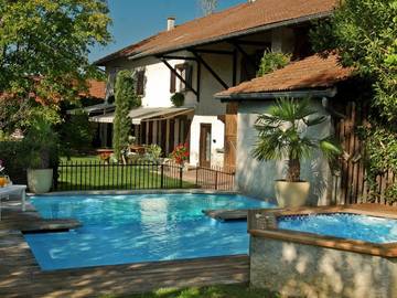 Gîte pour 15 personnes, avec terrasse et piscine ainsi que jacuzzi et bassin pour enfant à Saint-Hilaire-de-la-Côte