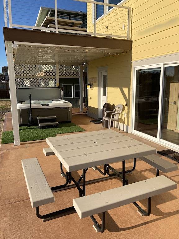 Family Fun Near Ocean Shores—Hot Tub, Elevator & Easy Dune Walk to Beach in Copalis Beach, Grays Harbor County